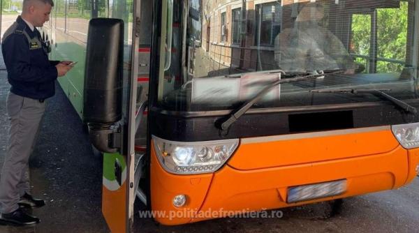 Autocar cu români, oprit la intrarea în țară. Ce au descoperit polițiștii când s-au uitat sub scaune