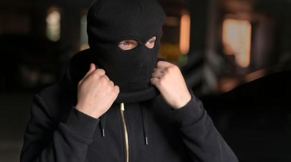 Doi români au furat bunuri de 6.000 de lei dintr-un garaj. Cei doi au ajuns în arest