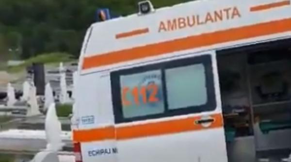 Mai multe morminte dintr-un cimitir, distruse de o ambulanță. Ce greșeală a făcut șoferul român
