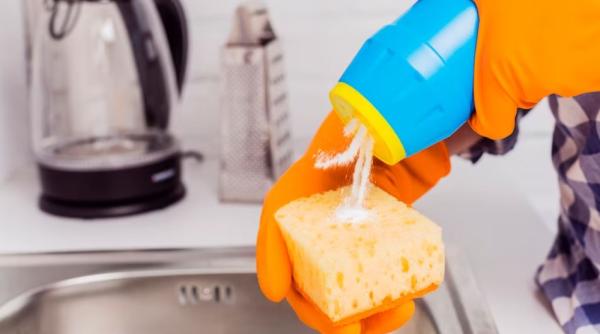 Pune sare pe buretele de bucătărie! Doar gospodinele cu experiență fac asta. Iată explicația