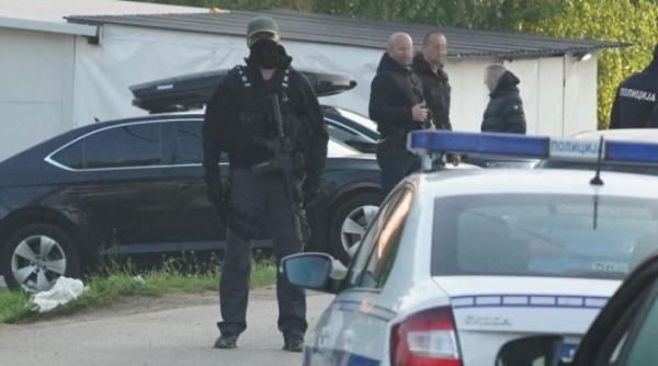 Trei adolescenţi, reținuți pentru posesie de arme de foc şi ameninţări cu moartea