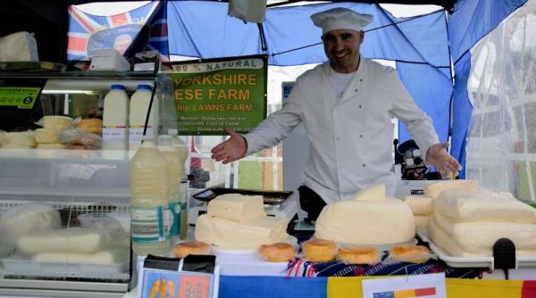 Românii din Marea Britanie au sărbătorit cu mici şi muzică tradiţională încoronarea regelui Charles al III-lea