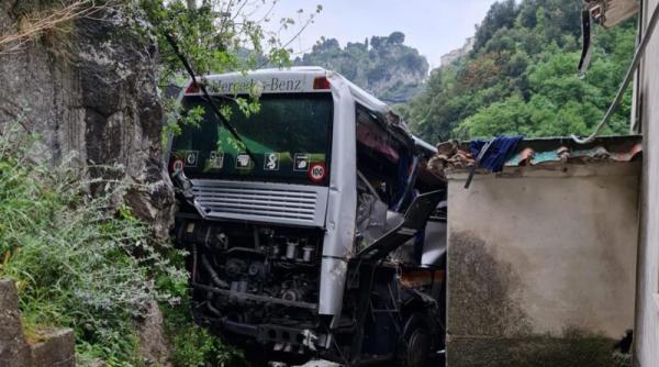 Accident de autocar în Italia: A plonjat într-o prăpastie, apoi a intrat într-o casă; șoferul de 29 de ani a murit pe loc