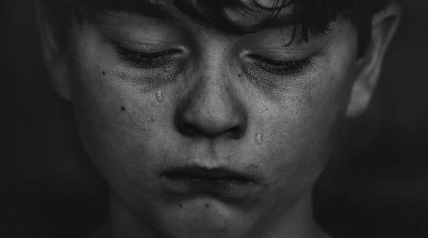 Consecințele emoționale: Copiii românilor cu părinți plecați în străinătate se confruntă cu probleme psihologice