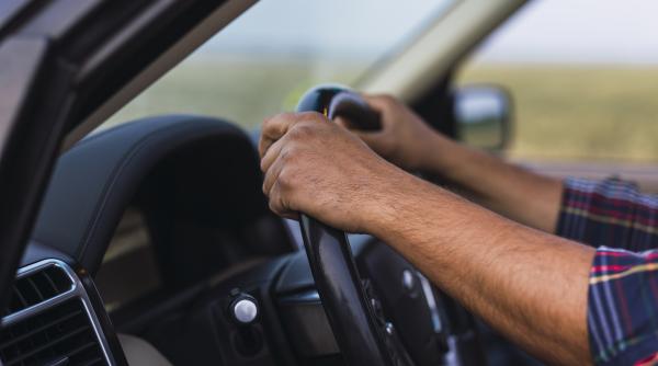 Doi români, căutați în Germania după ce ar fi amenințat cu arma un șofer care s-a oprit să-i ajute: „Mergi la bancă!”. Conaționalii au dat lovitura ca-n filmele polițiste