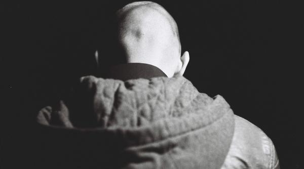 Hoț român din Italia, recunoscut din cauza cheliei. A încercat să fure produse alimentare de aproape 1.000 de euro 