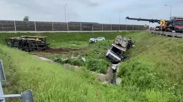 Un TIR încărcat cu maşini noi s-a răsturnat, la ieșirea de pe o autostradă. Șoferul român s-a stins în urma accidentului