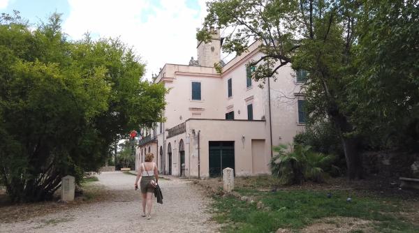 Italia. O clădire din interiorul unui parc istoric este ocupată ilegal de o familie de români. Cuplul refuză să plece orice ar fi