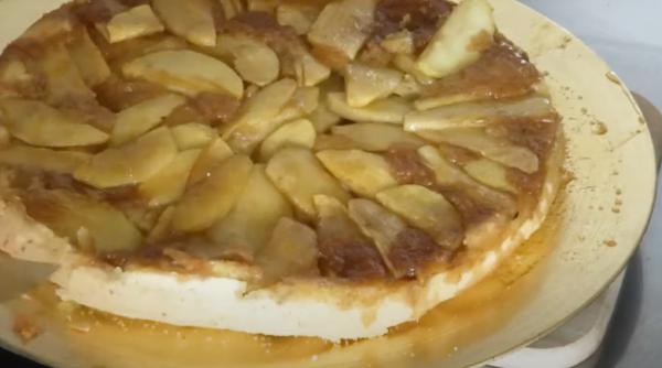 Cea mai bună prăjitură cu mere: cu susul în jos! Încearcă rețeta aceasta rapidă, cu puține ingrediente 