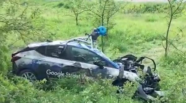 Maşina Google Street View, lovită puternic de un tren: A fost aruncată la 30 de metri de calea ferată, pe câmp