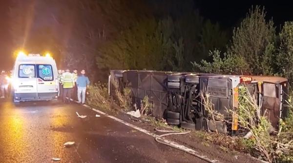 Un autocar s-a răsturnat azi noapte pe DN1: Șoferul a rămas încarcerat