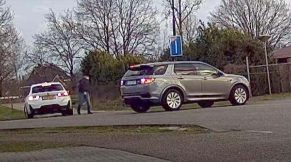 Un șofer român a dejucat escrocheria unor falși polițiști, în Olanda: Indivizii l-au scos din vehicul și l-au amenințat cu arma