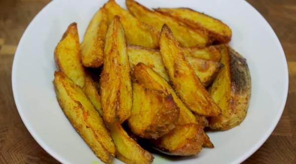 Cartofi rustici, moi la interior și crocanți la exterior. Îi vei prepara doar așa, cu minim de ingrediente. Îți lasă gura apă!