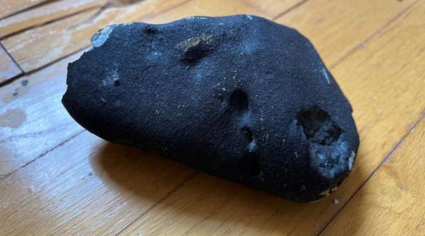 Un meteorit a căzut peste o casă din New Jersey. A spart acoperişul și s-a oprit într-un colţ al camerei