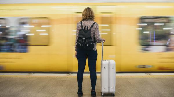 Aproape 1.500 de tineri români vor călători gratuit cu trenul, prin Europa, la vară