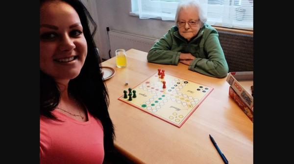 Ionela, îngrijitoarea unei bătrâne din Austria, despre munca sa: "Am renunțat la viața mea pentru profesia de asistent medical"