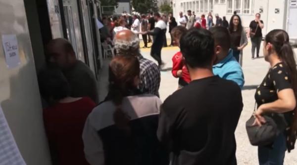 Cozi la secțiile de votare din Turcia: Oamenii votează pentru „democrație” și pentru „schimbare”