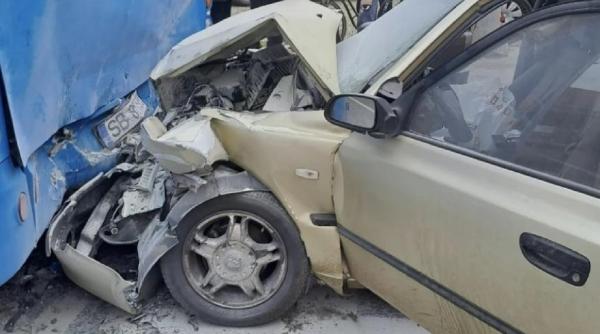 Un tânăr român a sfârșit într-un accident teribil: A intrat cu mașina într-un autobuz