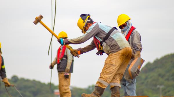 Accident de muncă în Italia: trei muncitori români grav răniți, după ce au căzut de la zece metri