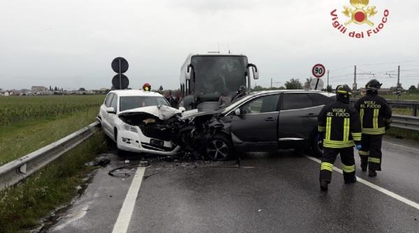Italia. Familie de români, implicată într-un teribil accident: Un șofer de 70 de ani a intrat pe contrasens și a spulberat mașina conaționalilor