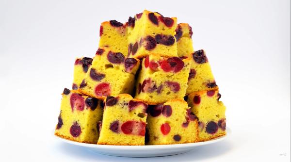 Prăjitură cu fructe de pădure, gata în doar 15 minute. Iată ingredientul secret pentru a fi foarte pufoasă