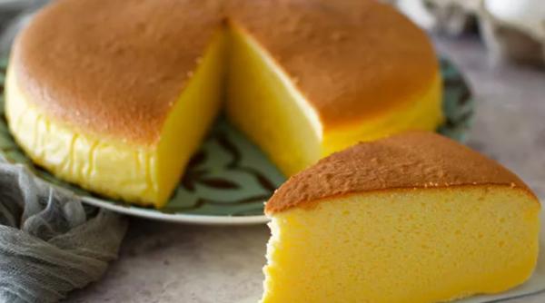 Cheesecake japonez sau prăjitură de "bumbac". Iese moale și pufoasă ca un nor 