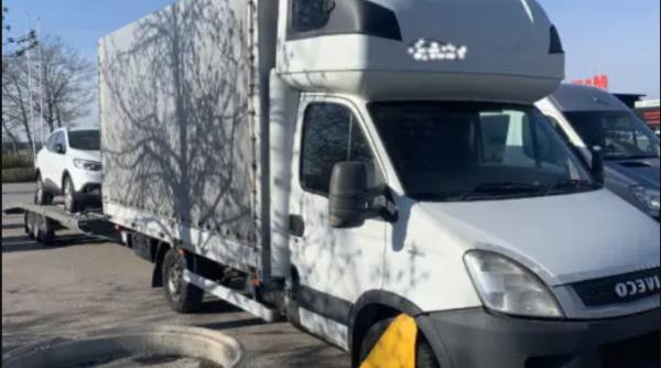 Polițiștii suedezi, uimiți de tertipurile unor șoferi români după ce au abandonat o dubă cu deficiențe: "Ar trebui să coste să trișezi în Suedia"