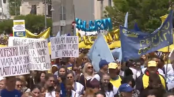 Greva generală a profesorilor din România începe pe 22 mai. Orele sunt suspendate mâine între 11.00-13.00: părinții, sfătuiți să țină copiii acasă