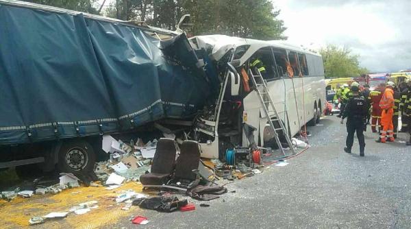 Șofer român, accident grav în Slovacia. Camionul său, lovit din plin de un autocar plin cu pasageri: un mort și 59 de răniți (FOTO+VIDEO)