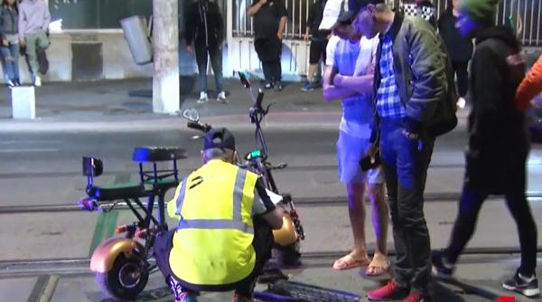 Accident grav în București: o tânără beată criță a fost lovită din plin de o mașină, în timp ce traversa pe moped. „A acroşat-o şi a fugit”