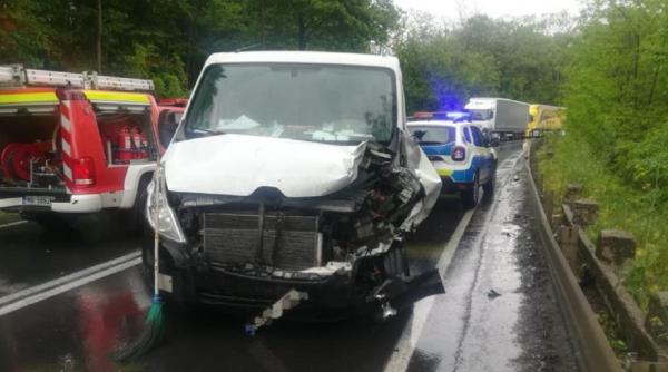 Accident între două microbuze: Unul de marfă şi unul cu români