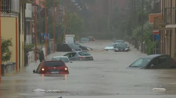 „Așteptăm pe cineva să ne salveze”. Mărturiile românilor, prinși în inundațiile devastatoare din Italia: „Să ne scoată afară!”