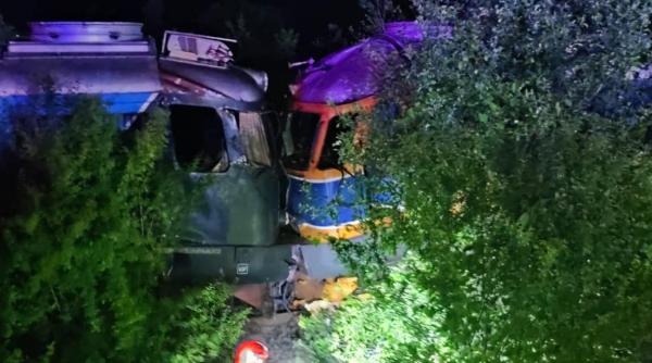 Doi români au ajuns la spital, după un accident de tren: două locomotive s-au ciocnit