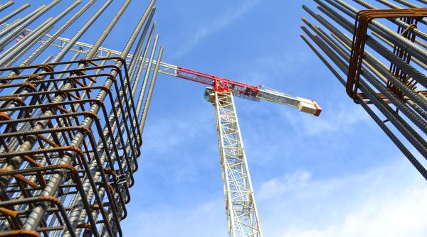 „Cea mai groaznică dintre tragedii”. Un muncitor român de 20 de ani a sfârșit sub privirile tatălui său: Au căzut în gol de la 10 metri