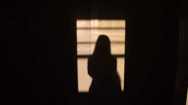 Femeie, reținută în Spania de un român care o obliga să se prostitueze. Aceasta a aruncat un bilet pe geam: „Ajutor! Sunt la etajul cinci”