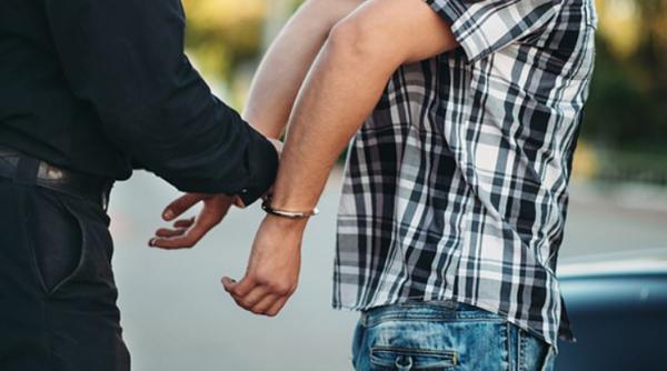 Adolescent de 16 ani, arestat după ce şi-a lovit străbunica în cap cu ciocanul de şniţele, de mai multe ori 