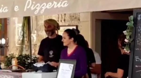 Alina Bica a început o nouă viaţă în Italia: Fosta şefă DIICOT a fost filmată în timp ce vinde pizza