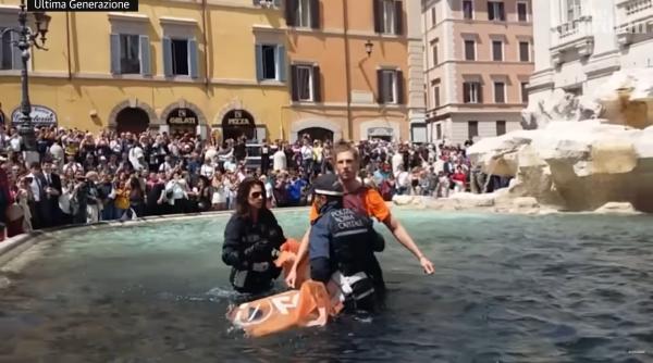 Activiștii pentru climă au înnegrit apa din Fontana di Trevi 