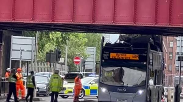 Autobuz cu pasageri, strivit în Glasgow: Mai multe persoane au ajuns de urgență la spital