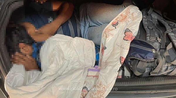 Șoferi români, descoperiți în vamă cu oameni ascunşi în două porbagaje şi pe bancheta din spate, acoperiţi cu haine