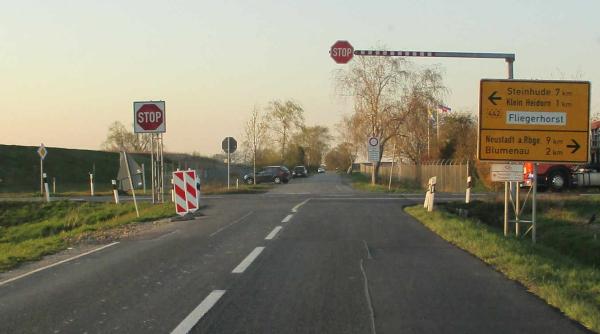 Tânăr român, fără permis, accident violent la o intersecție din Germania: Un rănit și pagube însemnate