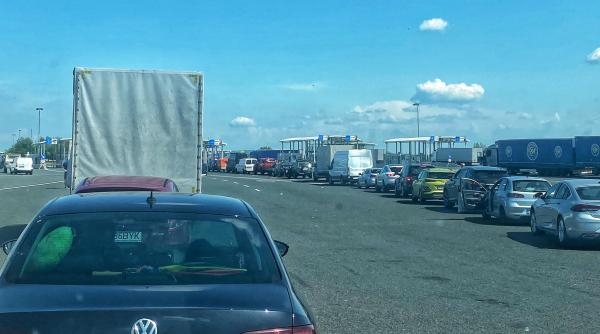 Cum își așteaptă România cetățenii plecați peste granițe. Român venit din Franța: "Doar două ghișee în vamă, coadă ca la balamuc. Uitasem cum e în Sekuristan"