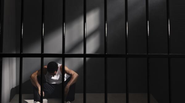 Belgia. Român, atacat de colegul de celulă din penitenciar pentru că nu i-ar fi dat telecomanda televizorului: „Doar m-am apărat!”