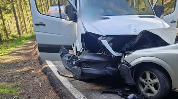 Accident violent: Un microbuz care transporta 12 copii români, lovit din plin de un autoturism