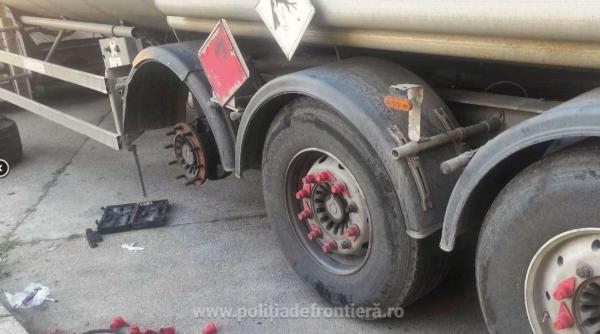 Două autocisterne, oprite la intrarea în România. Ce ascundeau șoferii în roțile autovehiculelor