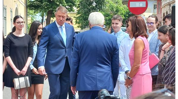 Klaus Iohannis, la poza cu elevii de la Sibiu: "Vedeți că până și greva are ceva avantaje" 