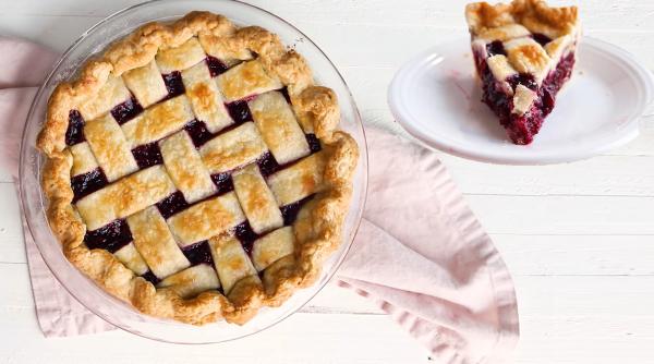 Plăcintă de vară cu fructe proaspete, o rețetă simplă și rapidă. Bucură-te de explozia de arome și savoare