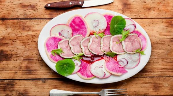 Salată cu ridichi și carne. O rețetă delicioasă din bucătăria indoneziană