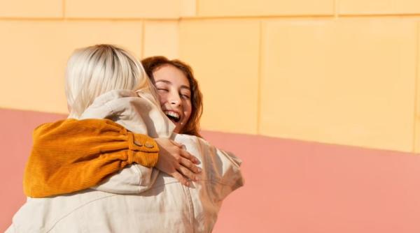 Spania. Trei români au jefuit zeci de persoane prin metoda „îmbrățișarea”. Hoții au ajuns după gratii