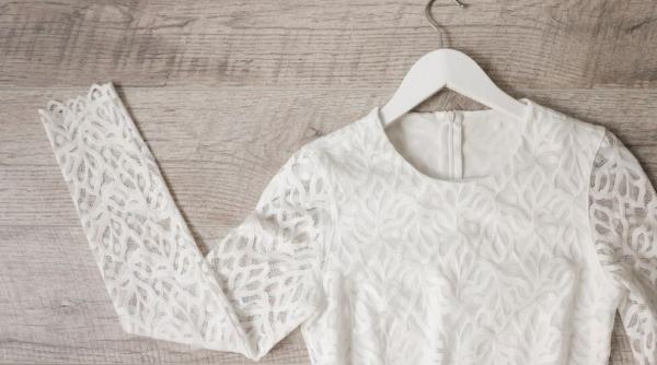 Spune adio petelor de transpirație de pe hainele albe. Prepară cea mai bună pastă de albire